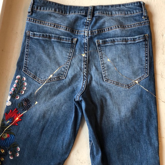 SUPER TRENDY EMBROIDERED DISTRESSED JEANS - Picture 3 of 5